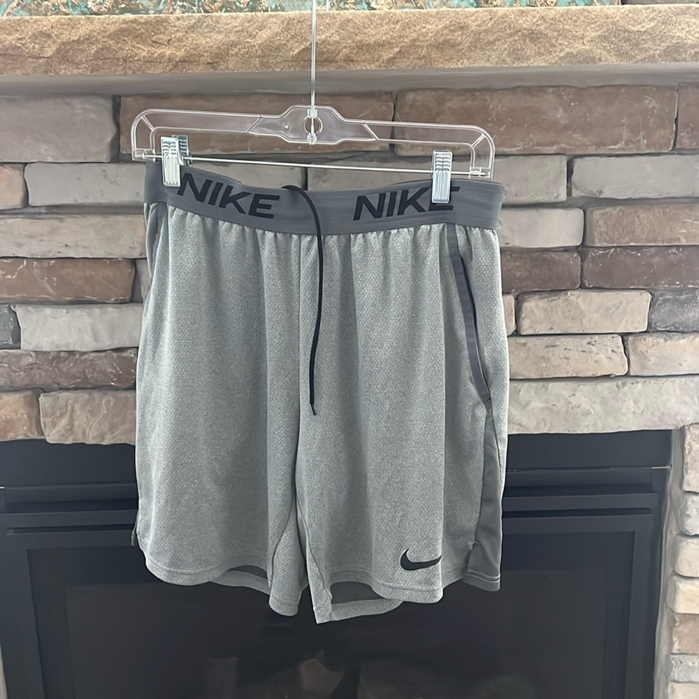 Nike Dri-Fit Men’s gray athletic shorts size M
